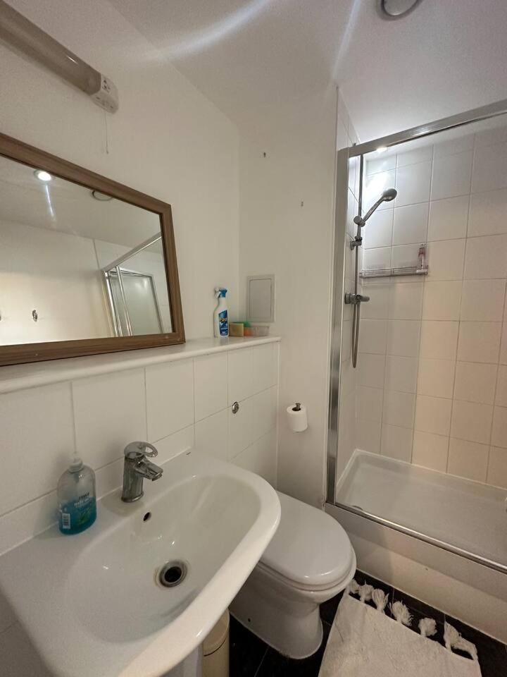 New Build 2 Bedroom With 2 Bath In Londres Extérieur photo